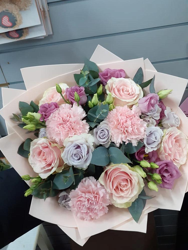 Букет цветов из: Розы, Гвоздики и Лизиантусы в Иннополисе